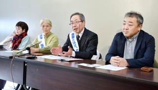 　東電柏崎刈羽原発の再稼働撤回を求めた申し入れ後、記者会見する原告団長の中島孝さん（右から２人目）ら＝６日午後、新潟県庁
