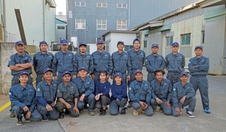 　北大東製糖で働く特定技能のインドネシア人＝２０２５年１２月、沖縄県・北大東島