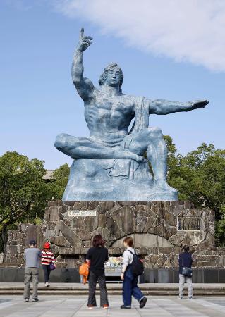 　長崎市の平和祈念像＝２０２４年１０月