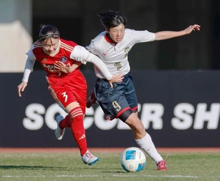 　鹿島学園-神村学園　後半、競り合う鹿島学園・阿南（左）と神村学園・原口＝三木総合防災公園陸上競技場