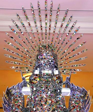 　名古屋マリオットアソシアホテルに展示されているステンドグラス製の甲冑＝７日午前、名古屋市