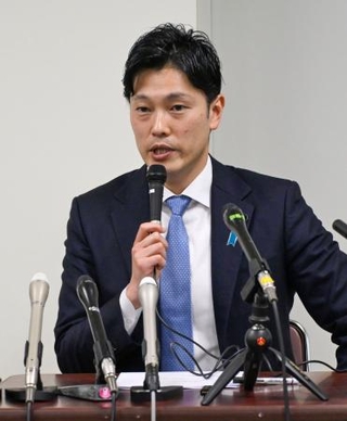 　記者会見する兵庫県の奥谷謙一県議＝７日午後、神戸市中央区