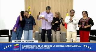 　ベネズエラ北部アラグア州で女性向け教育機関の開所式に参加し、踊りを披露するマドゥロ大統領（中央左）と妻シリア・フロレス氏（同右）＝２０２５年１２月３０日（マドゥロ氏のフェイスブックから、共同）