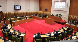 　政府に非核三原則の堅持を求める意見書を賛成多数で可決した長崎市議会の臨時議会＝８日午後