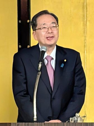 　党会合であいさつする公明党の斉藤代表＝８日午後、神戸市