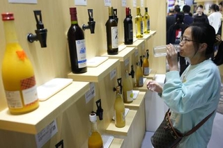 　「中国国際輸入博覧会」に出展したジェトロのブースに用意された、日本酒などの試飲コーナー＝２０２５年１１月、中国上海市（共同）