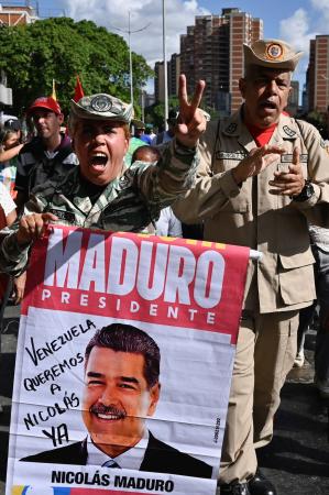 　８日、ベネズエラ・カラカスでマドゥロ大統領の解放を求める人々（ロイター＝共同）