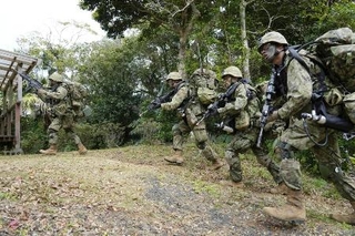 　昨年２月、日米共同訓練に参加した陸上自衛隊の水陸機動団の隊員＝鹿児島県・沖永良部島
