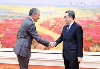 　ウォルト・ディズニーのロバート・アイガーＣＥＯ（左）と握手する中国の丁薛祥筆頭副首相＝９日、北京（新華社＝共同）