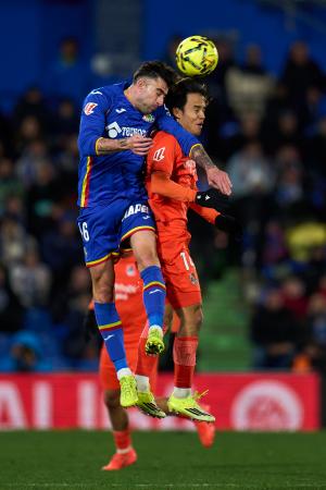 　ヘタフェ戦でプレーするレアル・ソシエダードの久保建英（右）＝９日、ヘタフェ（ゲッティ＝共同）