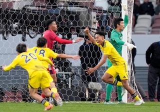 　鹿島学園-流通経大柏　後半、決勝ゴールを決め駆け出す鹿島学園・ワーズィー（右手前）＝ＭＵＦＧ国立