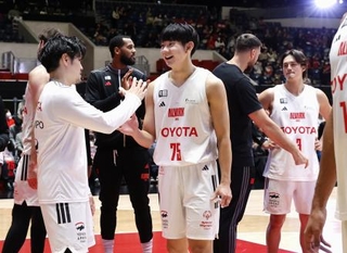 　三遠に競り勝って決勝進出を決め、タッチを交わすＡ東京の小酒部（中央）ら＝国立代々木競技場