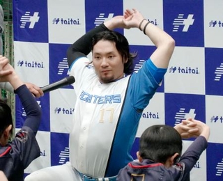 　野球教室でストレッチを実演する日本ハム・伊藤＝１０日、札幌市