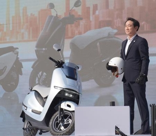 　１０日、ベトナム・ハノイで開かれた式典で発表された電動二輪「Ｈｏｎｄａ　ＵＣ３」（共同）