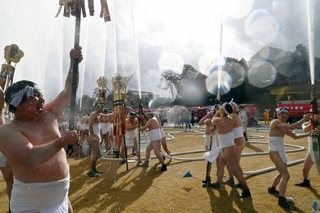 　金沢市の消防出初め式で披露された一斉放水＝１１日午前、金沢城公園