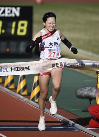 　１位でゴールする大阪のアンカー逸見亜優。３大会ぶり５度目の優勝を果たした＝たけびしスタジアム京都