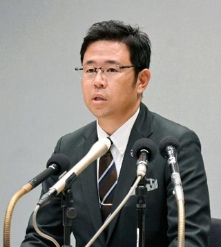 　記者会見する那覇市の古謝玄太副市長＝１１日午前、那覇市