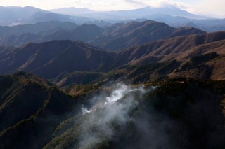 　神奈川県秦野市の山中で発生した火災＝１１日午後２時９分（共同通信社ヘリから）