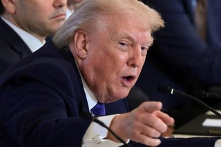 　９日、ワシントンのホワイトハウスで石油企業幹部と会合を行うトランプ米大統領（ロイター＝共同）