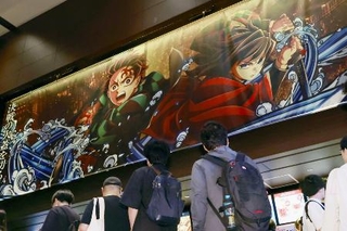 　映画「劇場版『鬼滅の刃』無限城編　第一章　猗窩座再来」を見に訪れた人たち＝昨年７月、東京都千代田区の「ＴＯＨＯシネマズ日比谷」