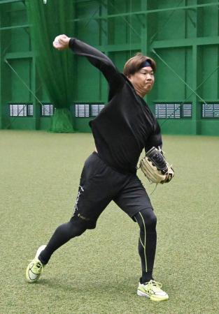 　キャッチボールする阪神・西勇＝兵庫県尼崎市