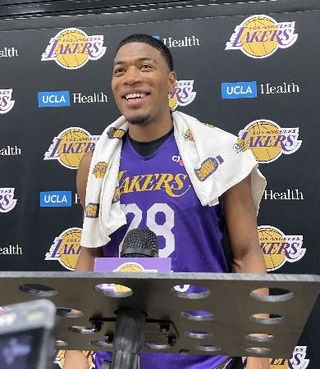 　練習後、取材に応じるレーカーズの八村＝ロサンゼルス近郊（共同）