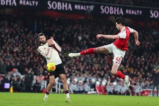 　イングランド・プレミアリーグのリバプール戦でシュートを放つアーセナルのデクラン・ライス＝８日、ロンドン（ゲッティ＝共同）