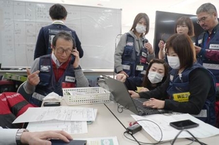 　神戸市長田区での防災訓練に参加した医師ら＝１０日