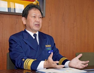 　インタビューに応じる第１１管区海上保安本部の坂本誠志郎本部長