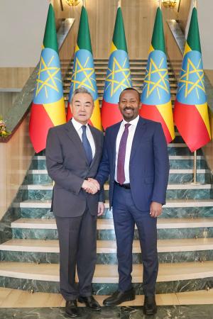 　握手する中国の王毅外相（左）とエチオピアのアビー首相＝８日、アディスアベバ（新華社＝共同）