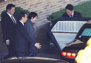 　首相公邸を出る高市首相（左から３人目）＝１２日午前