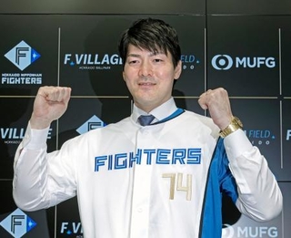 　入団会見でポーズをとる日本ハムの有原＝１３日、エスコンフィールド北海道