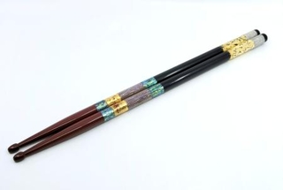 　韓国の李在明大統領が高市首相に贈ったドラムのスティック（大統領府提供・共同）