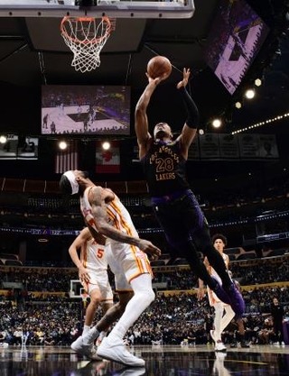 　ホークス戦に途中出場し、シュートするレーカーズの八村塁＝１３日、ロサンゼルス（ＮＢＡＥ・ゲッティ＝共同）