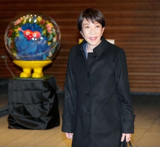 　与党幹部との会談を終え、記者団の質問に答え首相官邸を出る高市首相＝１４日午後