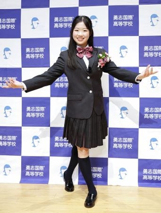 　勇志国際高が開いた壮行会に出席し、ポーズをとるフィギュアスケート女子五輪代表の中井亜美＝１５日、千葉県流山市