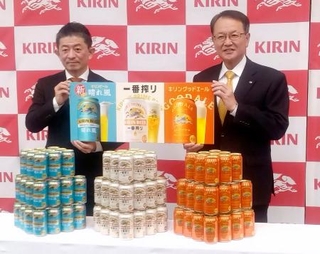 　酒税改正に合わせた戦略を発表したキリンビールの堀口英樹社長（右）＝１５日午後、東京都中央区