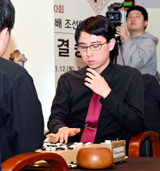 　第３０回ＬＧ杯決勝３番勝負の第３局で韓国の申旻ジュン九段と対局する一力遼五冠＝１５日、ソウルの国立中央博物館（共同）