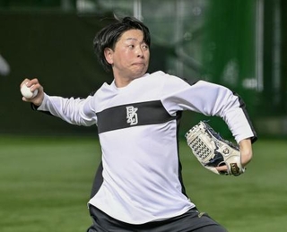 　キャッチボールする広島・大瀬良＝広島県廿日市市