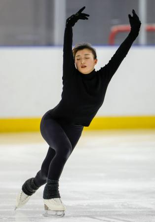 　公開練習で調整するフィギュアスケート女子の坂本花織＝神戸市中央区