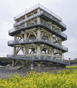 　高知県土佐清水市に整備された津波避難タワー＝２０２５年３月