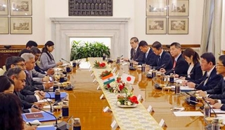 　インドのジャイシャンカル外相らと会談する茂木外相（右から２人目）＝１６日、ニューデリー（共同）