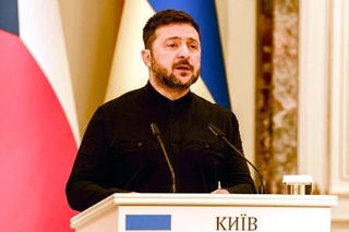 　ウクライナ・キーウで記者会見するゼレンスキー大統領＝１６日（共同）