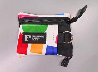 　府中刑務所の受刑者が廃棄品を活用して製作したコインケース（東京都府中市提供）