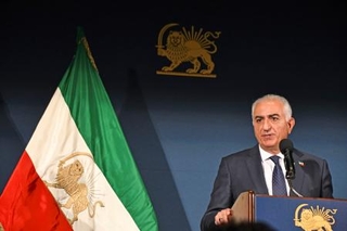 　１６日、記者会見するレザ・パーレビ氏＝ワシントン（共同）