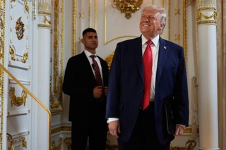 　米フロリダ州の「マールアラーゴ」で、道路改名の式典に出席するトランプ大統領＝１６日（ＡＰ＝共同）