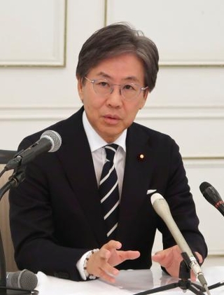 　記者団の取材に応じる立憲民主党の安住幹事長＝１７日午前、仙台市