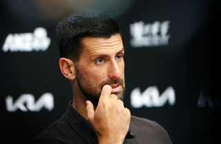 　全豪オープンテニス開幕を控え、記者会見するノバク・ジョコビッチ＝１７日、メルボルン（ロイター＝共同）