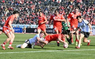 　神戸-ＢＲ東京　後半、トライを決める神戸の李承信。試合前には阪神大震災の犠牲者を悼み黙とうがささげられた＝神戸ユニバー