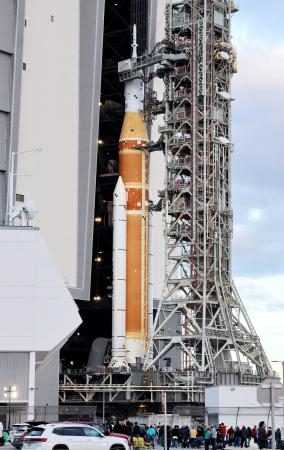 　ＮＡＳＡが公開した、宇宙船オリオンを搭載した巨大ロケット「ＳＬＳ」＝１７日、米フロリダ州のケネディ宇宙センター（共同）